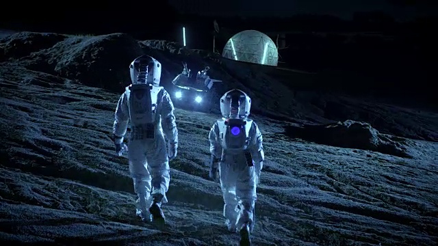 詳情圖-下面是兩名宇航員穿著太空服行走在外星星球上仰望天空的照片。在背景基地與球型圓頂。其他世界殖民和太空旅行的概念。
