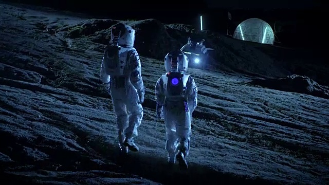 詳情圖-下面是兩名宇航員穿著太空服行走在外星星球上仰望天空的照片。在背景基地與球型圓頂。其他世界殖民和太空旅行的概念。