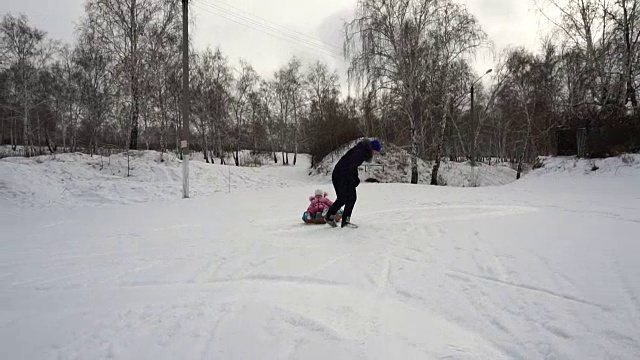 详情图-妈妈宝宝在雪橇上滚动