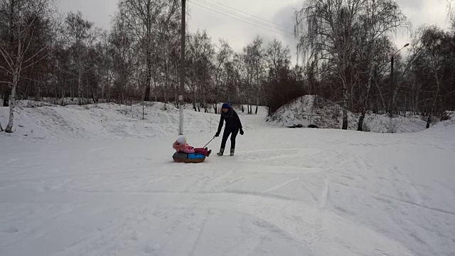 详情图-妈妈宝宝在雪橇上滚动