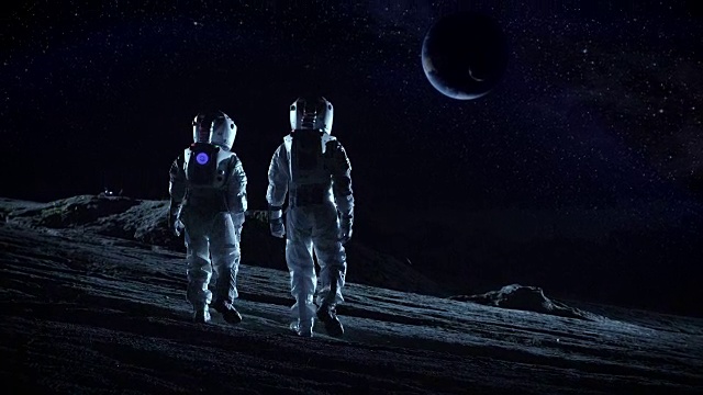 詳情圖-兩名宇航員穿著太空服站在外星，觀察這顆可能適宜居住的行星。月球殖民和太空旅行的高科技概念。