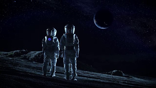 詳情圖-兩名宇航員穿著太空服站在外星，觀察這顆可能適宜居住的行星。月球殖民和太空旅行的高科技概念。