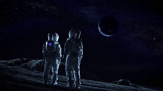 詳情圖-兩名宇航員穿著太空服站在外星，觀察這顆可能適宜居住的行星。月球殖民和太空旅行的高科技概念。