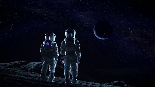詳情圖-兩名宇航員穿著太空服站在外星，觀察這顆可能適宜居住的行星。月球殖民和太空旅行的高科技概念。