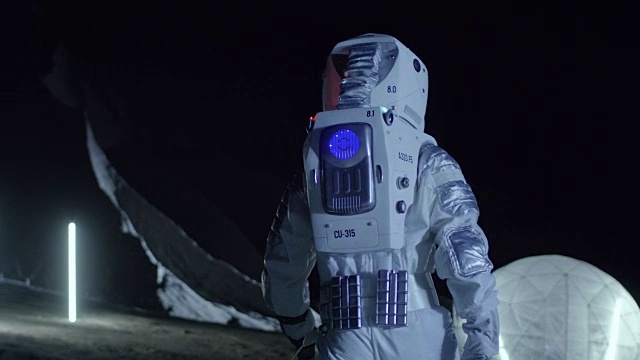 詳情圖-勇敢的宇航員穿著宇航服在外星星球表面行走。探索新發(fā)現(xiàn)的行星。星際空間旅行和地外殖民概念。