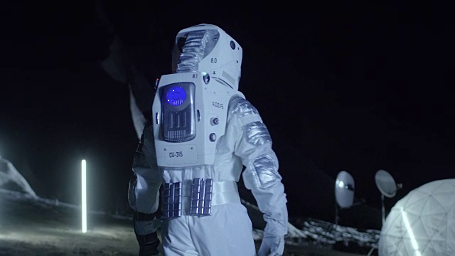 詳情圖-勇敢的宇航員穿著宇航服在外星星球表面行走。探索新發(fā)現(xiàn)的行星。星際空間旅行和地外殖民概念。