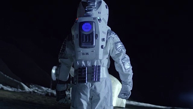 詳情圖-勇敢的宇航員穿著宇航服在外星星球表面行走。探索新發(fā)現(xiàn)的行星。星際空間旅行和地外殖民概念。