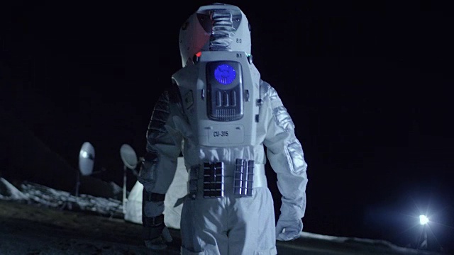 詳情圖-勇敢的宇航員穿著宇航服在外星星球表面行走。探索新發(fā)現(xiàn)的行星。星際空間旅行和地外殖民概念。