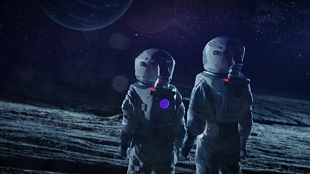 詳情圖-兩名宇航員穿著太空服站在外星看天空中兩顆美麗的行星。太空旅行，宜居世界和殖民概念。