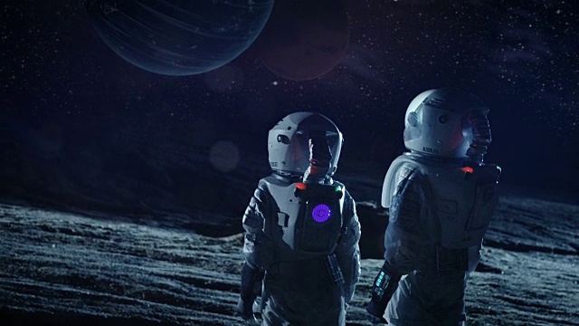 詳情圖-兩名宇航員穿著太空服站在外星看天空中兩顆美麗的行星。太空旅行，宜居世界和殖民概念。