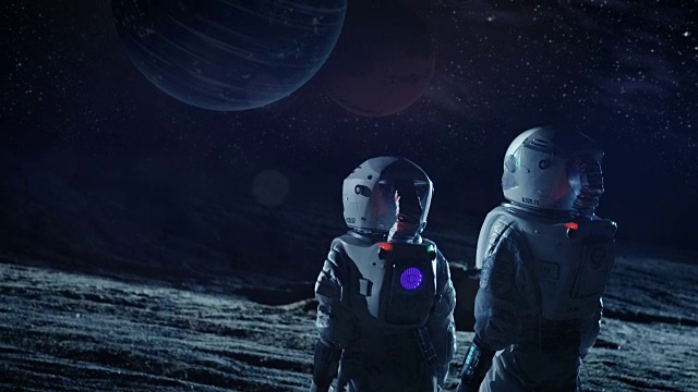 詳情圖-兩名宇航員穿著太空服站在外星看天空中兩顆美麗的行星。太空旅行，宜居世界和殖民概念。