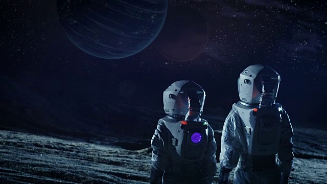詳情圖-兩名宇航員穿著太空服站在外星看天空中兩顆美麗的行星。太空旅行，宜居世界和殖民概念。