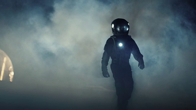 詳情圖-勇敢的宇航員穿著太空服手持手電筒探索迷霧中的神秘外星星球。冒險。太空旅行，宜居世界和殖民概念。