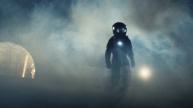 詳情圖-勇敢的宇航員穿著太空服手持手電筒探索迷霧中的神秘外星星球。冒險。太空旅行，宜居世界和殖民概念。