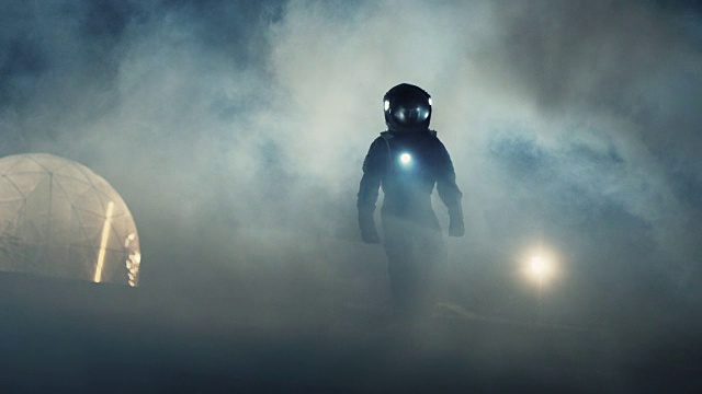 詳情圖-勇敢的宇航員穿著太空服手持手電筒探索迷霧中的神秘外星星球。冒險。太空旅行，宜居世界和殖民概念。