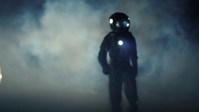 詳情圖-勇敢的宇航員穿著太空服手持手電筒探索迷霧中的神秘外星星球。冒險。太空旅行，宜居世界和殖民概念。
