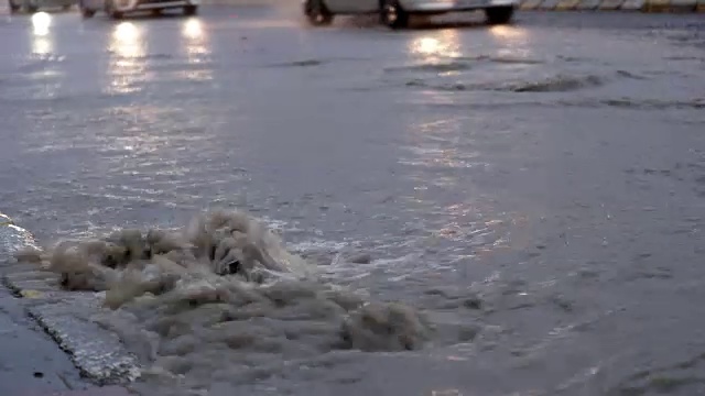 雨后的洪水顺着道路的排水沟流下去