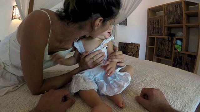 详情图-一名母亲将她的女婴抱在床上