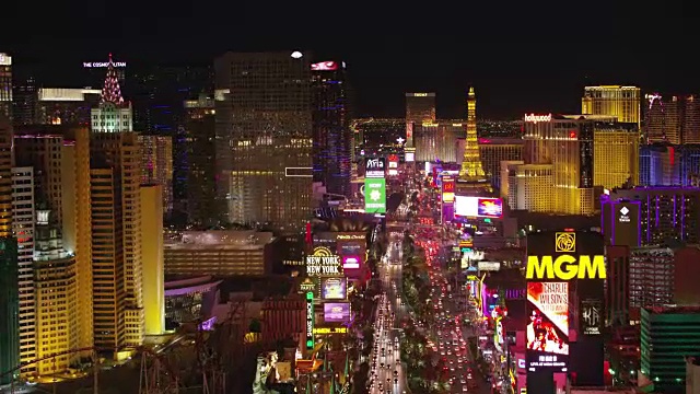 夜间低角度飞越拉斯维加斯大道。