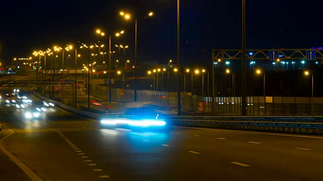 公路交通车辆在夜间时间流逝。汽车在桥上行驶的晚上时间流逝。4 k UHD。间隔拍摄。