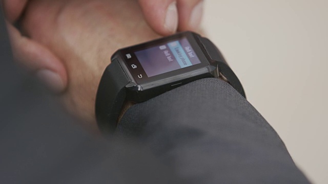 商人使用智能手表，特写