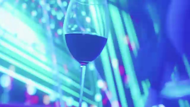 在舞曲派对上的一杯红酒