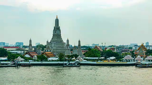 曼谷的地标性建筑，Wat Arun是泰国最受欢迎的游客，是著名的佛教寺庙。交流旅游的背景。