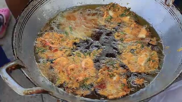 泰国市场上的街头小吃，煎蛋煎饼或虾煎蛋卷