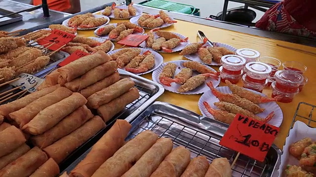 泰国街头小吃，面糊炸虾，鸡肉，蔬菜春卷