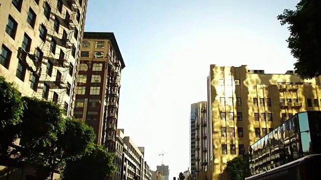 低角度建立拍摄的市中心洛杉矶城市摩天大楼