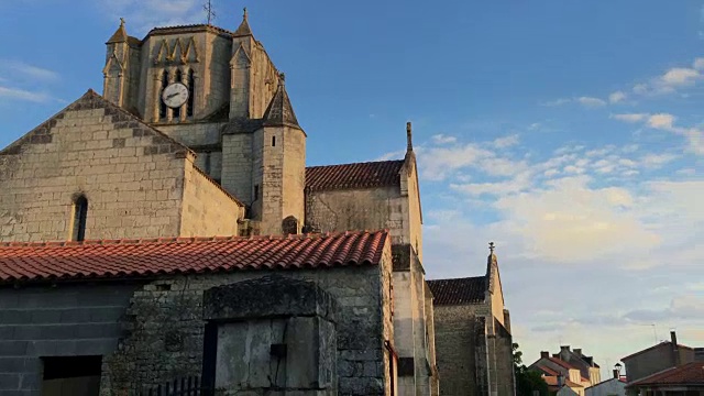建立了一个风景如画的村庄在法国农村的心脏