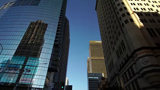 低角度建立拍摄的市中心洛杉矶城市摩天大楼