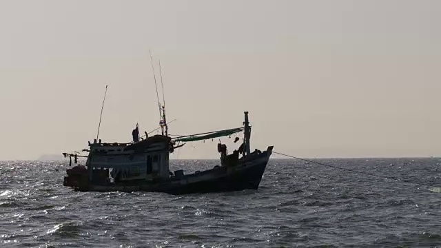 海上渔船的剪影。泰国。亚洲。芭堤雅