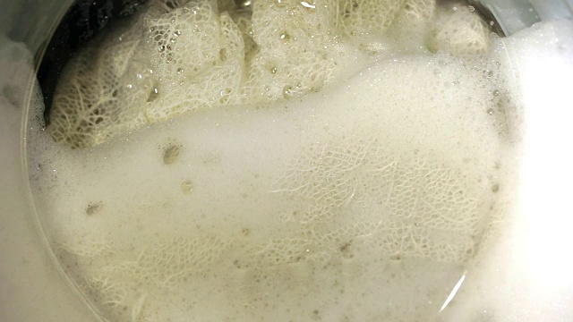近距离观察脏布在洗衣机的圆周运动