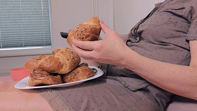 吃垃圾食品的女人