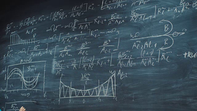 天才年轻数学家在黑板上写公式的延时。