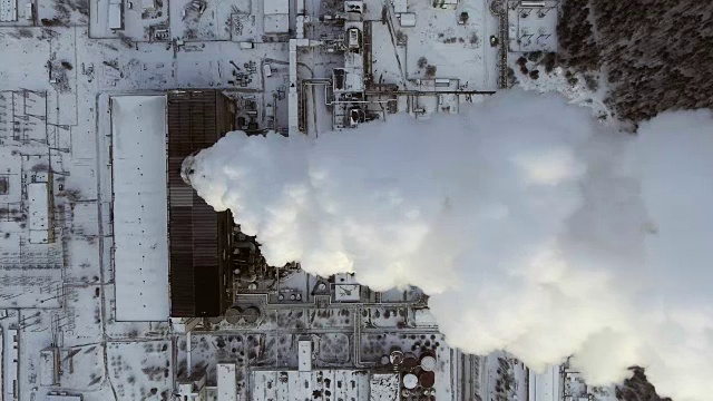 飞越式大型管道厂用于生产热能架空。令人惊叹的空中天桥的工厂，烟囱，工业能源工厂。