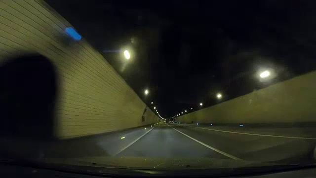 开车穿过隧道