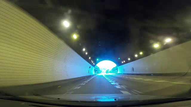 开车穿过隧道