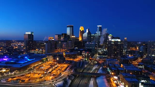 明尼阿波利斯天际线在夜间-鸟瞰图在4K