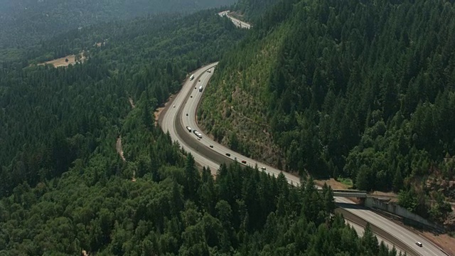 詳情圖-鳥瞰圖I-5高速公路蜿蜒通過西斯基尤山口。