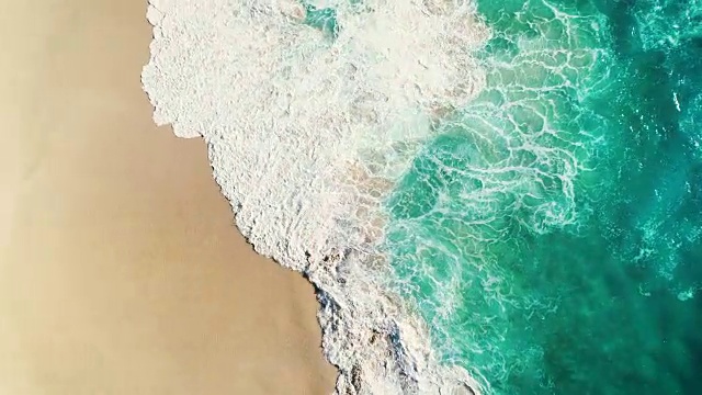 详情图-鸟瞰图海浪打破白色沙滩。海浪拍打着美丽的海滩。