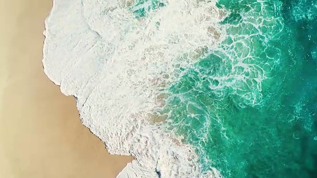 详情图-鸟瞰图海浪打破白色沙滩。海浪拍打着美丽的海滩。