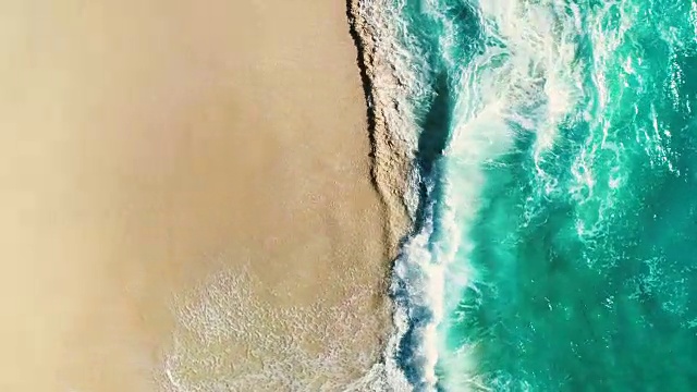 详情图-鸟瞰图海浪打破白色沙滩。海浪拍打着美丽的海滩。