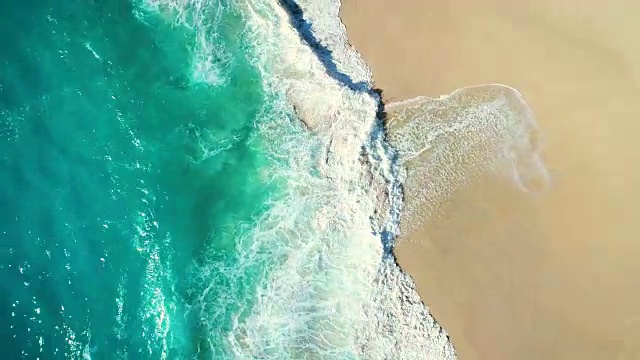 詳情圖-鳥瞰圖海浪打破白色沙灘。海浪拍打著美麗的海灘。