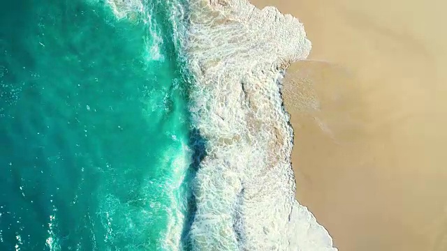 詳情圖-鳥瞰圖海浪打破白色沙灘。海浪拍打著美麗的海灘。