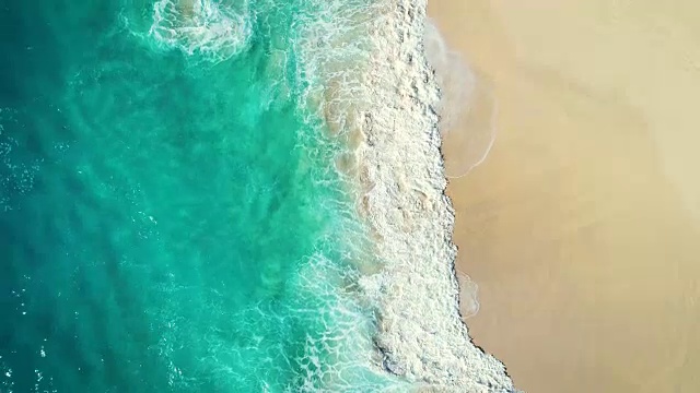 詳情圖-鳥瞰圖海浪打破白色沙灘。海浪拍打著美麗的海灘。