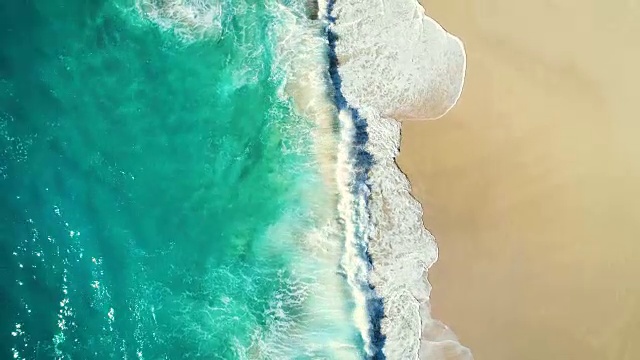 詳情圖-鳥瞰圖海浪打破白色沙灘。海浪拍打著美麗的海灘。