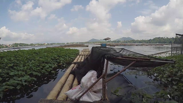 竹筏漂浮在受污染的湖面上