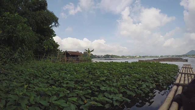 竹筏漂浮在受污染的湖面上